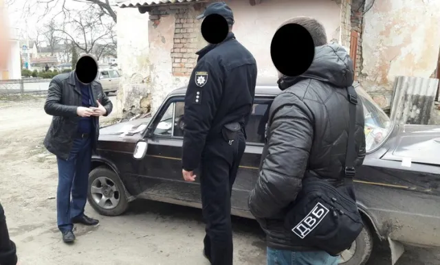 В Хмельницкой области будут судить бывшего инспектора по дорожному надзору за вымогательство 8000 гривен взятки — фото 3