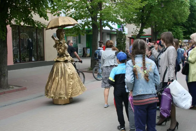 Ретро-фільми, автобусна екскурсія та живі скульптури: у Хмельницькому відкрили туристичний сезон — фото 11