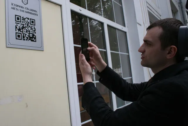 У Хмельницькому встановили таблички та QR-коди на пам'ятках культури. Проект «Говорять старовинні будівлі» працює у постійному режимі — фото 1