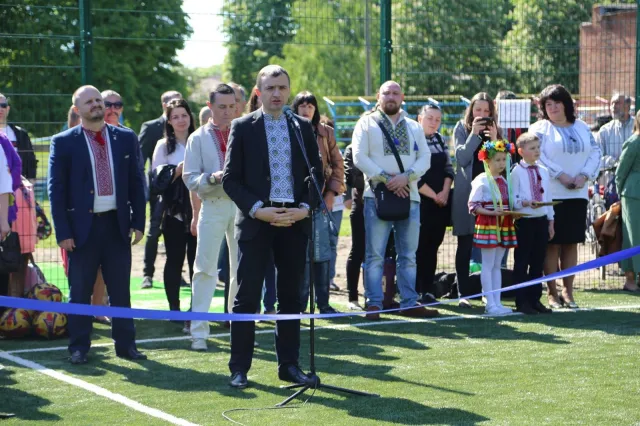 У мікрорайоні Гречани відкрили новий спортивний майданчик — фото 1