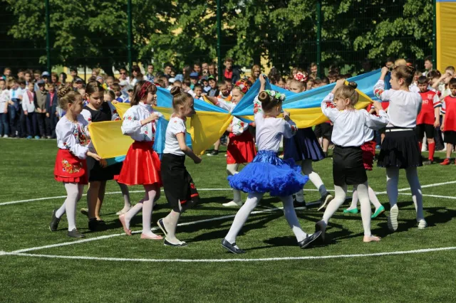 У мікрорайоні Гречани відкрили новий спортивний майданчик — фото 6