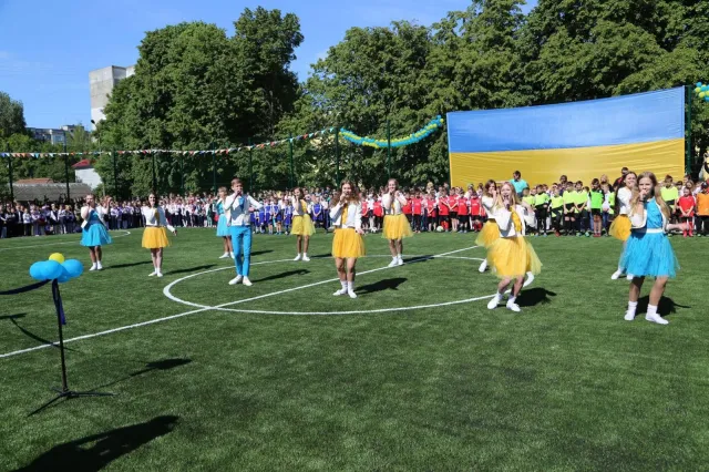 У мікрорайоні Гречани відкрили новий спортивний майданчик — фото 9
