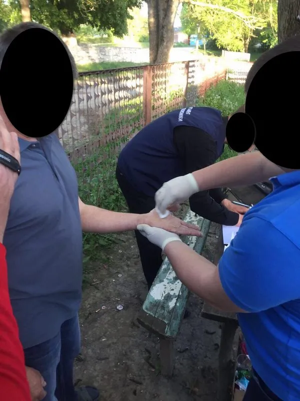 В Хмельницкой области задержали председателя сельсовета и землеустроителя, которые требовали от участника АТО 2000 долларов взятки — фото 1