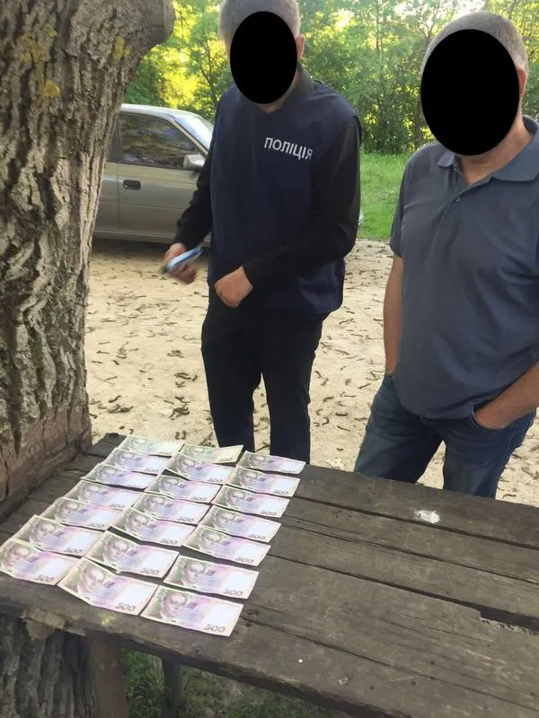 В Хмельницкой области задержали председателя сельсовета и землеустроителя, которые требовали от участника АТО 2000 долларов взятки — фото 2
