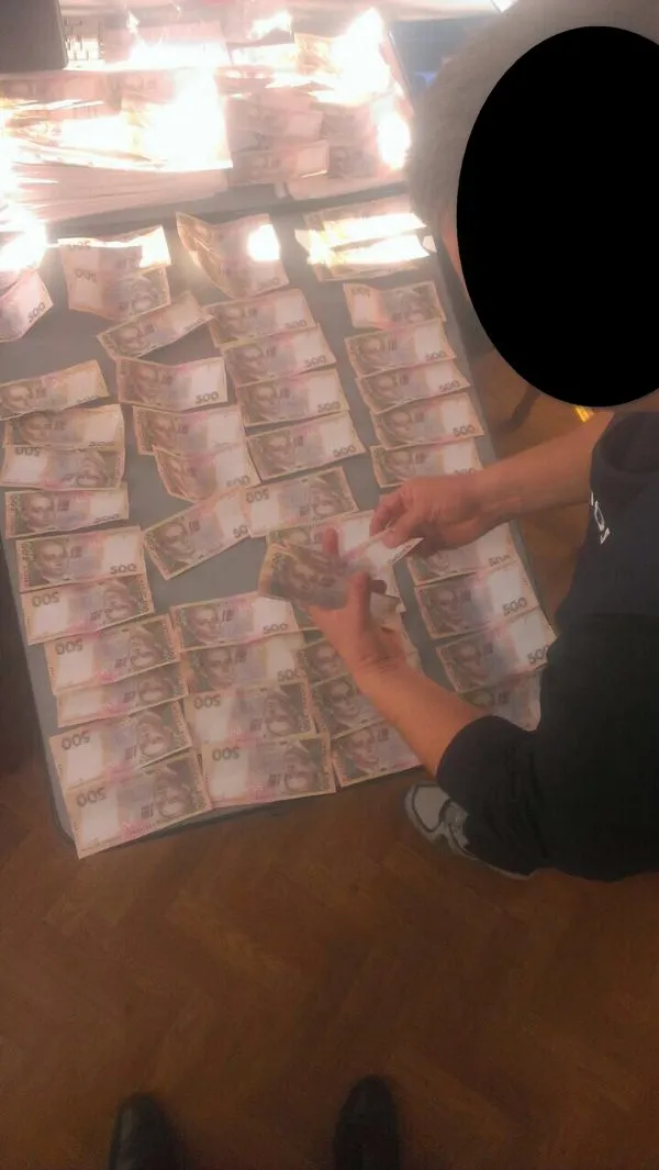 В Хмельницкой области задержали председателя сельсовета и землеустроителя, которые требовали от участника АТО 2000 долларов взятки — фото 4