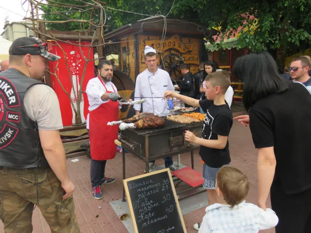 Креветки, шашлики і солодощі: у Хмельницькому пройшов Фестиваль рестораторів Поділля — фото 9