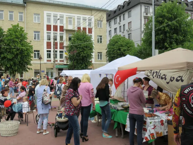 Креветки, шашлики і солодощі: у Хмельницькому пройшов Фестиваль рестораторів Поділля — фото 10