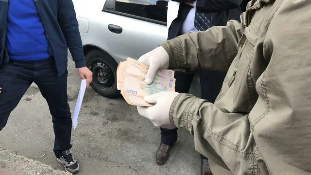 На Хмельниччині затримали начальника відділу земельних відносин, який вимагав 2 тисячі доларів хабара від підприємця — фото 1