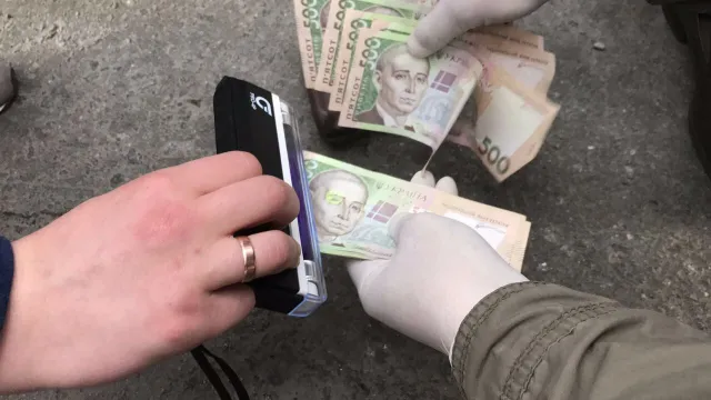 На Хмельниччині затримали начальника відділу земельних відносин, який вимагав 2 тисячі доларів хабара від підприємця — фото 2