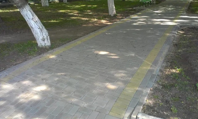 На территории Хмельницкой городской больницы обустроили сквер — фото 2