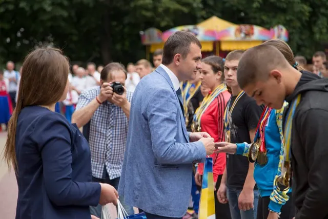 Хмельницькі випускники отримали золоті та срібні медалі — фото 6