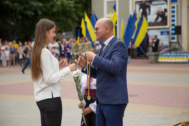 Хмельницькі випускники отримали золоті та срібні медалі — фото 10