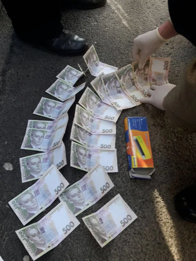 У Хмельницькому судитимуть адміністратора ЦНАПу, який отримав 10 тисяч гривень хабара від підприємця — фото 1