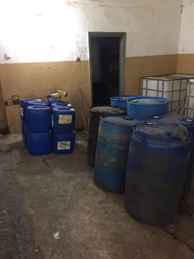 На Хмельниччині повідомили про підозру трьом організаторам підпільного виробництва фальсифікованого алкоголю — фото 3
