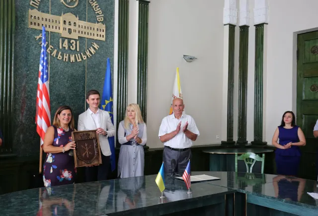 Парклет, арт-містечко та мурал: у Хмельницькому відзначили 30 річницю партнерства з американським містом Модесто — фото 7