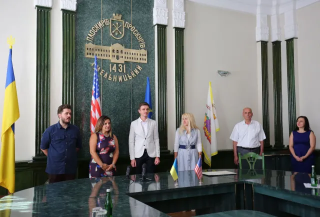 Парклет, арт-містечко та мурал: у Хмельницькому відзначили 30 річницю партнерства з американським містом Модесто — фото 1