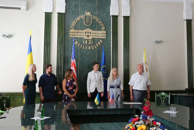 Парклет, арт-містечко та мурал: у Хмельницькому відзначили 30 річницю партнерства з американським містом Модесто — фото 3