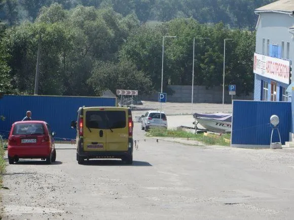 На перекрестке Соборной и Староместской до сих пор продают животных в неустановленном месте — фото 1