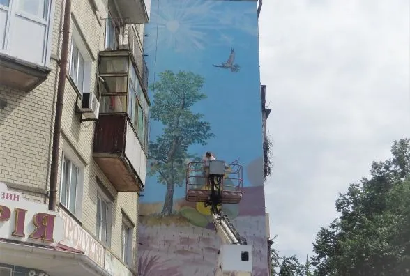 На стіні будинку поблизу Філармонії з'явився новий мурал — фото 2