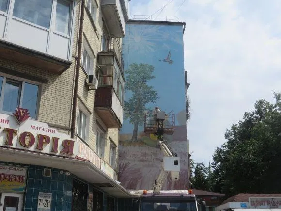 На стіні будинку поблизу Філармонії з'явився новий мурал — фото 3