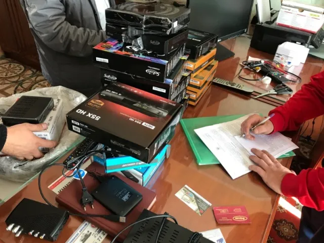 Правоохоронці затримали двох хмельничан, які незаконно ретранслювали російські телеканали — фото 1