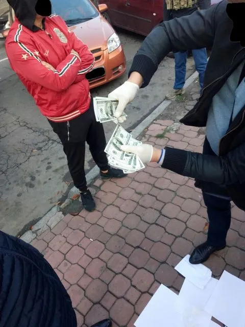 У Хмельницькому затримали двох громадських активістів, які вимагали 10 тисяч доларів хабара у забудовників — фото 1