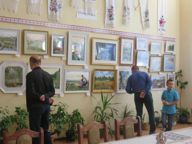 Картини, одяг та рушники: у Хмельницькому представили унікальну виставку — фото 13