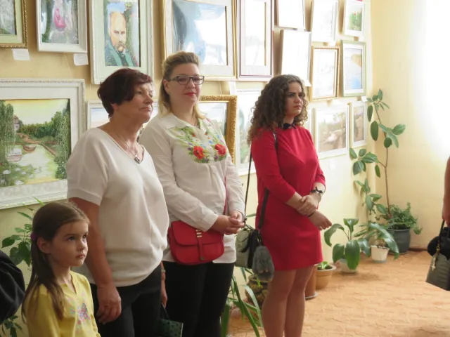 Картини, одяг та рушники: у Хмельницькому представили унікальну виставку — фото 10