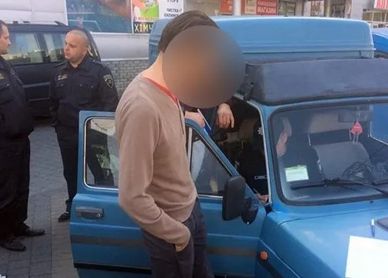 Поліцейські затримали хмельничанина, який намагався продати через інтернет пістолет часів Другої світової війни — фото 1