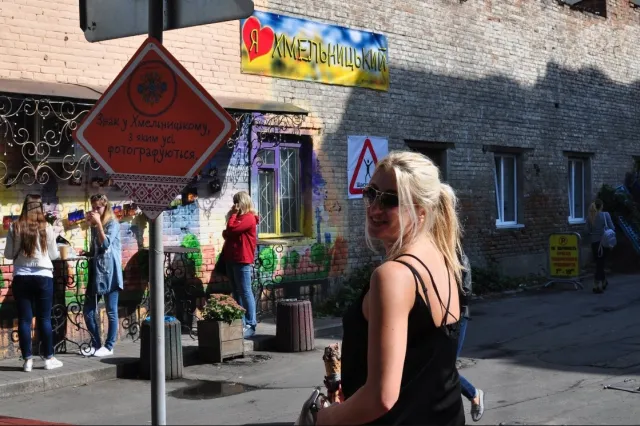 «Щастя поруч» та «Я люблю Хмельницький»: біля «Рукавички» встановили таблички для фотосесій — фото 1