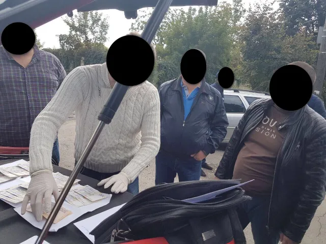 Чоловік, якого затримали за вимагання 44 тисяч гривень хабара, видавав себе за працівника Хмельницької РДА — фото 1
