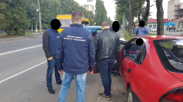 Чоловік, якого затримали за вимагання 44 тисяч гривень хабара, видавав себе за працівника Хмельницької РДА — фото 2