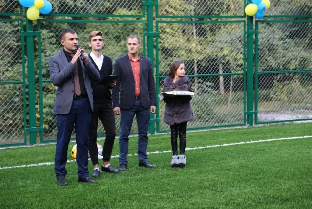 На Тернопільській відкрили новий спортивний майданчик зі штучним покриттям — фото 2