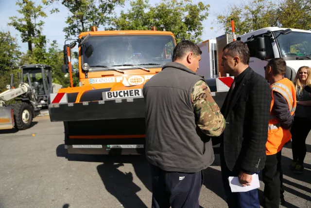 Сучасний сміттєвоз, автовишка та грейдер: для комунальних підприємств придбали нову спецтехніку — фото 4