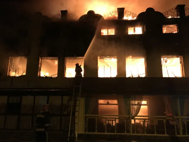 На Старокостянтинівському шосе демонтують будівлю колишньої меблевої фабрики, яка згоріла влітку — фото 1