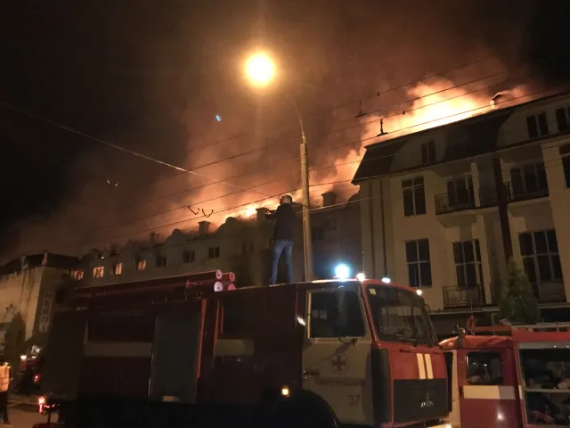 На Старокостянтинівському шосе демонтують будівлю колишньої меблевої фабрики, яка згоріла влітку — фото 2