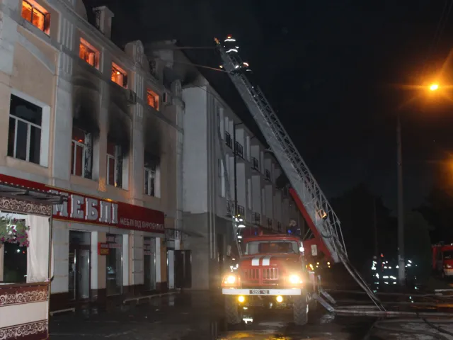 На Старокостянтинівському шосе демонтують будівлю колишньої меблевої фабрики, яка згоріла влітку — фото 14