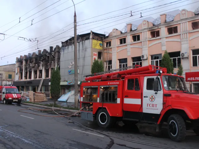 На Старокостянтинівському шосе демонтують будівлю колишньої меблевої фабрики, яка згоріла влітку — фото 18