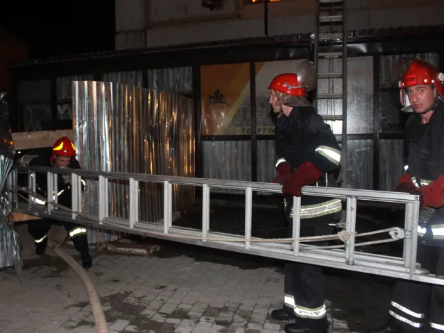На Старокостянтинівському шосе демонтують будівлю колишньої меблевої фабрики, яка згоріла влітку — фото 6