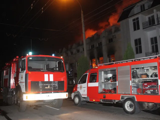 На Старокостянтинівському шосе демонтують будівлю колишньої меблевої фабрики, яка згоріла влітку — фото 10