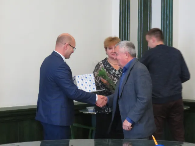 Хмельницькій міській раді передали історичну реліквію - Прапор Незалежності — фото 1