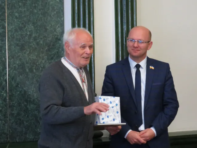 Хмельницькій міській раді передали історичну реліквію - Прапор Незалежності — фото 2