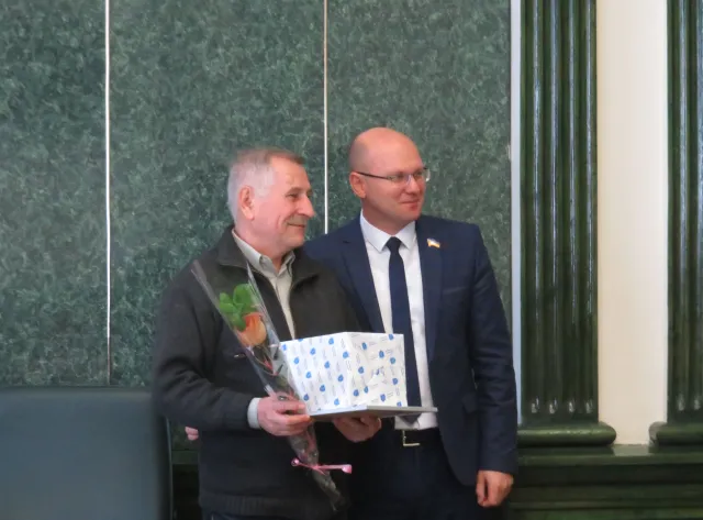 Хмельницькій міській раді передали історичну реліквію - Прапор Незалежності — фото 3