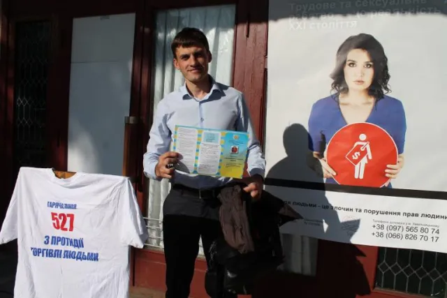 «Людина - не товар»: у Хмельницькому відбувся флешмоб з нагоди Європейського дня боротьби з торгівлею людьми — фото 1
