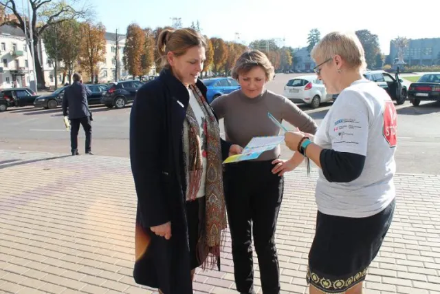«Людина - не товар»: у Хмельницькому відбувся флешмоб з нагоди Європейського дня боротьби з торгівлею людьми — фото 2