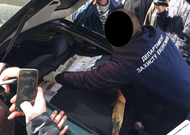 На Хмельниччині оштрафували спеціаліста з питань комунальної власності, який отримав 25 тисяч гривень хабара — фото 1