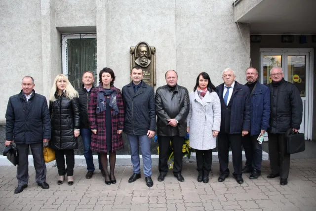 На фасаді залізничного вокзалу з'явилась меморіальна дошка Михайлу Грушевському — фото 5