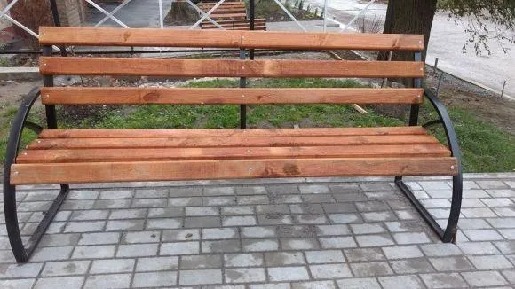 На Проспекті Миру встановили зручні лавочки та оновили пішохідні доріжки — фото 1