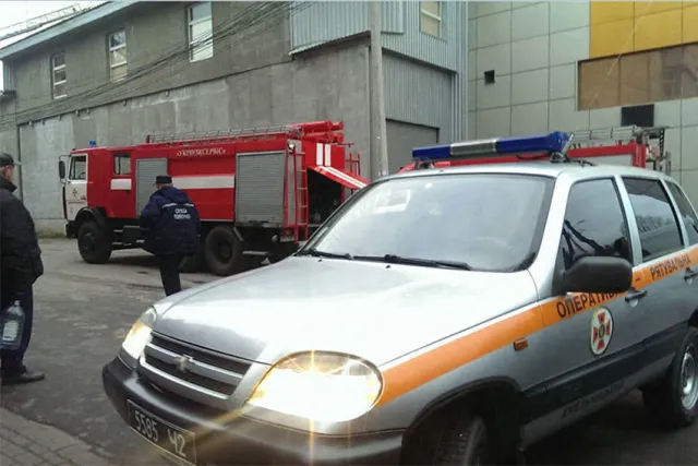 На вулиці Свободи виникла пожежа на горищі оздоровчо-розважального комплексу — фото 1