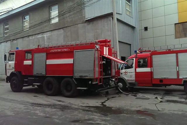 На вулиці Свободи виникла пожежа на горищі оздоровчо-розважального комплексу — фото 5